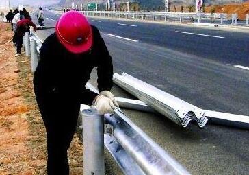 高速公路護欄施工現場